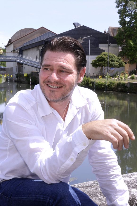 Exclusif - Julien Dassin lors de la 37ème édition du salon du livre de Cosne-Cours-sur-Loire, France, le 1er juin 2025. © Cédric Perrin/Bestimage