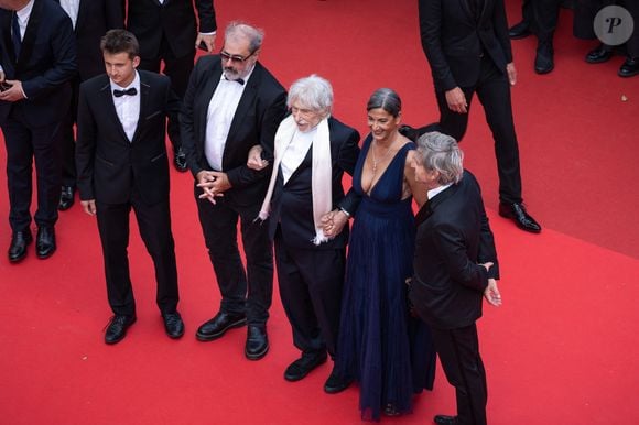 Timi-Joy Marbot, Gustave de Kervern, Pierre Richard et sa femme Ceyla Lacerda, guest - Montée des marches du film « La venue de l’avenir » lors du 78ème Festival International du Film de Cannes, au Palais des Festivals à Cannes. Le 22 mai 2025
© Olivier Borde/ Bestimage