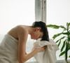 Un rythme précis de lavage permet de libérer le cuir chevelu des impuretés accumulées. N'hésitez donc pas à laver régulièrement vos cheveux fins.