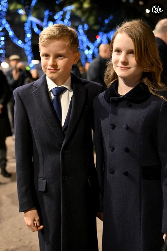 Le prince Albert II de Monaco, sa femme la princesse Charlene de Monaco, leurs enfants le prince héréditaire Jacques, marquis des Baux, la princesse Gabriella, comtesse de Carladès, et Mélanie de Massy sont au Quai Antoine 1er au port Hercule pour le traditionel embrasement de la barque et le spectacle de drônes lors de la célébration de la Sainte Dévote à Monaco, le 26 janvier 2026. © Bruno Bebert / Bestimage