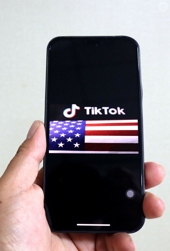 Le logo de TikTok est affiché sur un téléphone portable à Yichang, dans la province de Hubei, en Chine