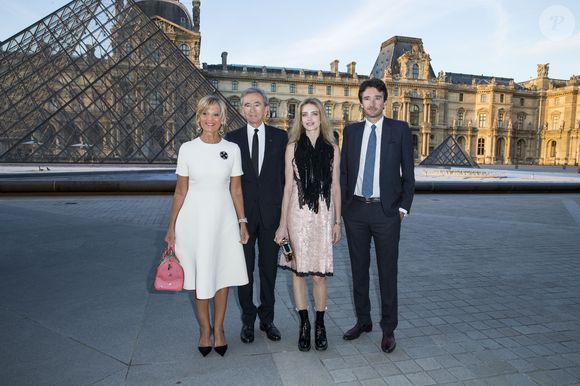 Ce génie de l'entreprenariat est désormais à la cinquième place des personnalités les plus riches du monde.

Bernard Arnault et sa femme Hélène Arnault, Antoine Arnault et sa compagne Natalia Vodianova - Photocall - Cocktail du dîner de présentation de la nouvelle collection Vuitton "Masters, Les Grands Maîtres" en collaboration avec Jeff Koons au Louvre à Paris, le 11 avril 2017. © Olivier Borde/Bestimage