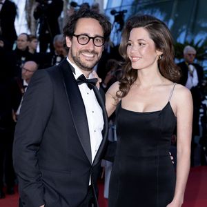 Fous amoureux, Émilie Broussouloux et son mari Thomas Hollande (qu'elle a épousé en 2018) sont les heureux parents de trois adorables enfants. Et l'archipel asiatique fait partie intégrante de leur équilibre familial.

Thomas Hollande et sa femme Emilie Broussouloux - Montée des marches du film « Karma » lors du 79ème Festival International du Film de Cannes, le 15 mai 2026. © Olivier Borde / Bestimage