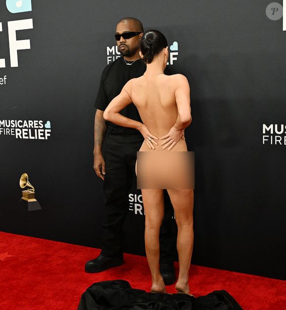 Mais en réalité, aucune plainte n'a été déposée contre la tenue très osée de Bianca Censori.

Kanye West et Bianca Censori à la la 67ème cérémonie des Grammy Awards 2025 à Los Angeles le 2 février 2025.