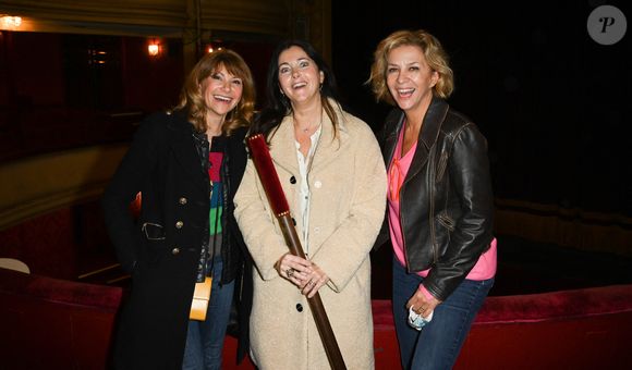 Florence Pernel, Cristiana Reali (Prix du Brigadier 2019 pour La Ménagerie de verre, de Tennessee Williams, au Poche Montparnasse) et Corinne Touzet lors de la remise de prix du Brigadier 2019 sous la houlette de l'A.R.T. (Association de la Régie Théâtrale) au théâtre Montparnasse à Paris, France, le 8 décembre 2021. © Coadic Guirec/Bestimage