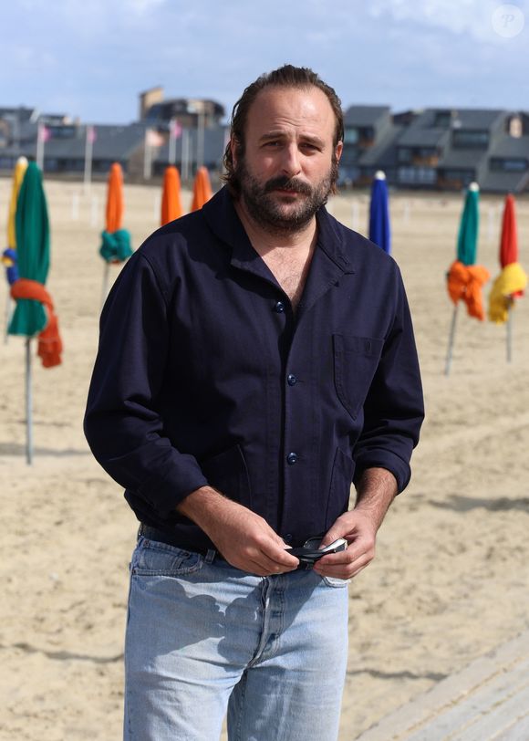 Vincent Macaigne lors du photocall des membres du jury lors du 51 Festival du Cinéma Américain de Deauville le 8 septembre 2025. © Denis Guignebourg/Bestimage