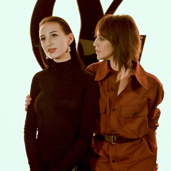 Alice Attal, Charlotte Gainsbourg au photocall du défilé Saint Laurent collection femme automne/hiver 2024-2025 lors de la fashion week à Paris (PFW) le 27 février 2024.

© Olivier Borde / Bestimage