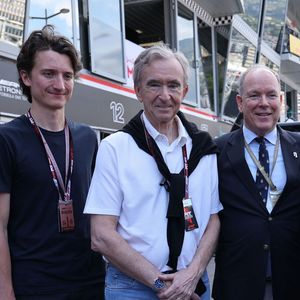 Bernard Arnault et ses fils Frédéric et Jean, le prince Albert II de Monaco, Christian Horner - Les célébrités et pilotes dans les stands la veille du Grand Prix de Formule 1 (F1) de Monaco le 24 mai 2025.
© Claudia Albuquerque / Bestimage