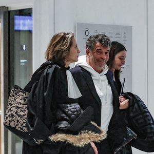 Stéphane Plaza sort avec son avocate Hélène Plumet, après le verdict de son procès pour violences sur deux anciennes compagnes, à Paris, France, le 18 février 2025. © Chrstophe Clovis/Bestimage