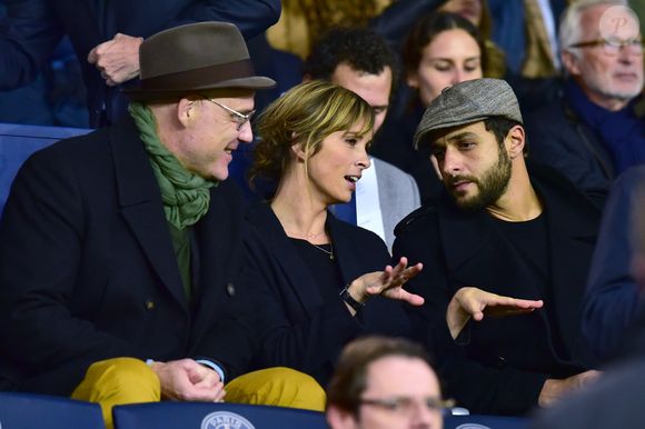 Isabelle Ithurburu et son compagnon Maxim Nucci - People dans les tribunes du Parc des Princes lors du Match PSG contre Nice le 27 octobre 2017.
© Giancarlo Gorassini/Bestimage