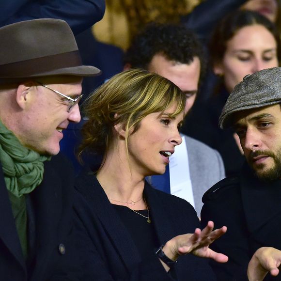 Isabelle Ithurburu et son compagnon Maxim Nucci - People dans les tribunes du Parc des Princes lors du Match PSG contre Nice le 27 octobre 2017.
© Giancarlo Gorassini/Bestimage