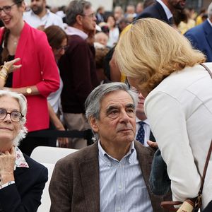 François Fillon et sa femme Pénélope Fillon, Valérie Pécresse - Les célébrités lors de la grande messe du pape Leon XIV sur la place de la Concorde à Paris, le 26 septembre 2026. Entre l’avenue des Champs-Elysées et la place de la Concorde, 700.000 fidèles et curieux, venus des quatre coins du globe, se sont rassemblés pour participer à la messe célébrée par le Saint Père. Le voyage apostolique, du 25 au 28 septembre 2026, se poursuivra à Lourdes et Metz. © Jacovides / Moreau / Bestimage