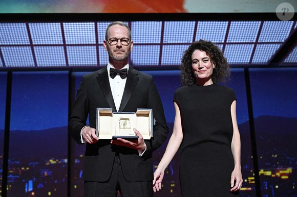 Le réalisateur et scénariste norvégien Joachim Trier reçoit des mains de la réalisatrice française Coralie Fargeat le Grand Prix pour le film Affeksjonsverdi" (Valeur sentimentale) lors de la cérémonie de clôture de la 78e édition du Festival de Cannes à Cannes, France, le 24 mai 2025. Photo de David Niviere/ABACAPRESS.COM