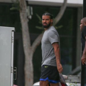 Exclusif - Le rappeur Drake isort d'un Spa avec des amis à Santa Monica, États Unis le 09 Septembre 2022.