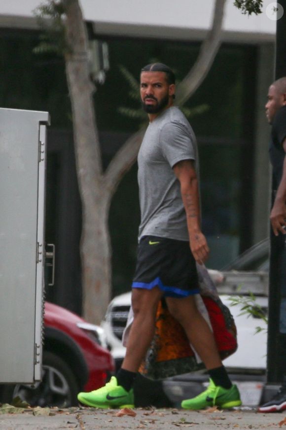 Exclusif - Le rappeur Drake isort d'un Spa avec des amis à Santa Monica, États Unis le 09 Septembre 2022.