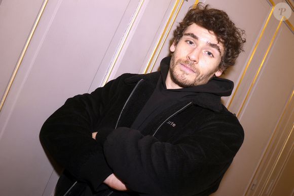 Il a fait de la boxe pendant 14 ans, de ses 11 à 25 ans, comme il l'a expliqué aux journalistes de "Télé-Loisirs".

Luigi Kröner à la 150 ème du spectacle "Tombé du ciel" de Jeanfi Janssens à la Comédie des Champs Elysées à Paris, le 13 février 2025.

Photo : Cédric Perrin / Bestimage