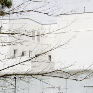 Pour appuyer leur demande, ils ont invoqué les problèmes de santé de l’humoriste ainsi que la nécessité d’un suivi thérapeutique pour ses addictions. Il a donc comparu ce mardi 11 mars 2025 devant le juge d’application des peines et la décision du tribunal judiciaire de Bordeaux sera rendue le 26 mars prochain.

Pierre Palmade vient d'intégrer la maison d'arrêt de Gradignan près de Bordeaux à l'isolement dans le quartier récent (bâtiment blanc) à Gradignan, France, le 9 décembre 2024. © Patrick Bernard/Bestimage