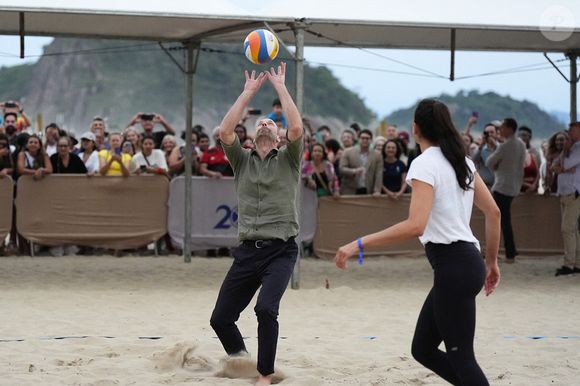 S'il est très occupé avec ses engagements royaux, le prince de Galles prend toujours soin de son corps.

Le Prince de Galles participe à un match de volley-ball avec des joueurs de l'Institut Levante, une école locale de beach-volley, sur la plage de Copacabana à Rio de Janeiro, au premier jour de sa visite au Brésil pour la remise annuelle du prix Earthshot, le lundi 3 novembre 2025. Photo by Aaron Chown/PA Wire/ABACAPRESS.COM