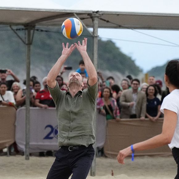 S'il est très occupé avec ses engagements royaux, le prince de Galles prend toujours soin de son corps.

Le Prince de Galles participe à un match de volley-ball avec des joueurs de l'Institut Levante, une école locale de beach-volley, sur la plage de Copacabana à Rio de Janeiro, au premier jour de sa visite au Brésil pour la remise annuelle du prix Earthshot, le lundi 3 novembre 2025. Photo by Aaron Chown/PA Wire/ABACAPRESS.COM