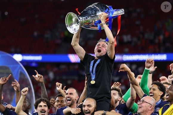 Luis Enrique, entraîneur du PSG, soulève le trophée alors qu'il célèbre avec les joueurs la victoire de la finale de la Ligue des Champions 2025/2026 opposant le Paris Saint Germain à Arsenal FC au stade Puskas Arena à Budapest (Hongrie), le 30 mai 2026. Inside/Psnewz/Bestimage