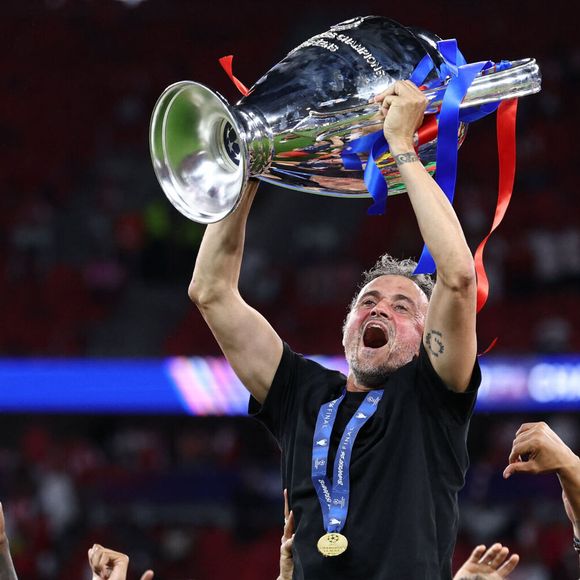 Luis Enrique, entraîneur du PSG, soulève le trophée alors qu'il célèbre avec les joueurs la victoire de la finale de la Ligue des Champions 2025/2026 opposant le Paris Saint Germain à Arsenal FC au stade Puskas Arena à Budapest (Hongrie), le 30 mai 2026. Inside/Psnewz/Bestimage