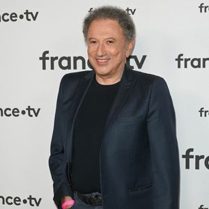 Michel Drucker au photocall pour la conférence de presse de rentrée de France TV à la Grande Halle de la Villette à Paris, France, le 6 juillet 2022. © Coadic Guirec/Bestimage