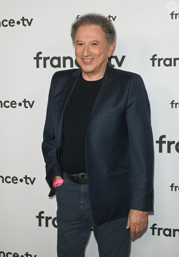 Michel Drucker au photocall pour la conférence de presse de rentrée de France TV à la Grande Halle de la Villette à Paris, France, le 6 juillet 2022. © Coadic Guirec/Bestimage