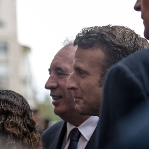Le président de la République française, Emmanuel Macron, accompagné du maire de Pau, François Bayrou, de Jean-Paul Mattei, député de la 2ème circonscription des Pyrénées-Atlantiques et de Rima Abdul Malak, ministre de la Culture, inaugure le nouveau centre culturel du Foirail à Pau, France, le 30 septembre 2022. © Quentin Top/Pool/Bestimage
