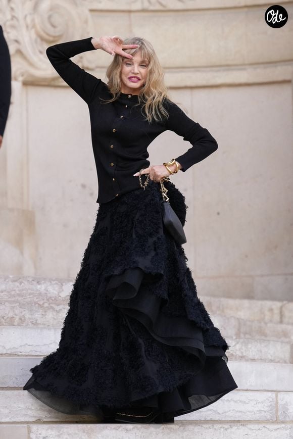 L'héritage familial et un dynamisme constant restent les véritables clés de son éternelle jeunesse.

Arielle Dombasle au défilé Chanel "Collection Haute Couture Automne/Hiver 2026-2027" lors de la Fashion Week de Paris, le 7 juillet 2026 

© Lucia Sabatelli