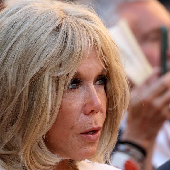 Brigitte Macron - La première dame de France Brigitte Macron et le President Emmanuel Macron attendent lors d'une cérémonie marquant le 81e anniversaire de la liberation de Bormes-les-Mimosas pendant la Seconde Guerre mondiale  le dimanche 17 aout 2025. © Alain Robert / Pool / Bestimage