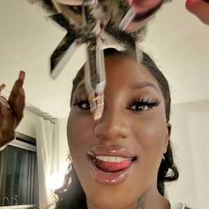 Aya Nakamura serait apparemment en couple avec RK ! Le rappeur RK a diffusé une photo de Aya et lui (son collier) avant de la faire disparaître des réseaux sociaux, le 26 novembre 2025. AGENCE / BESTIMAGE