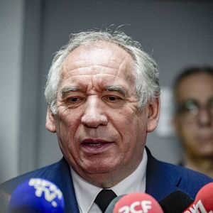 François Bayrou - Le Premier ministre F.Bayrou, G.Darmanin, Garde des Sceaux, et B.Retailleau, ministre de l'Intérieur, apportent leur soutien au personnel du centre pénitentiaire de Saint-Quentin-Fallavier (Isère), le 23 avril 2025. Depuis mi-avril, le groupe DPPF (défense des droits des prisonniers français) perpétue des attaques visant les agents pénitentiaires. 
© Sandrine Thesillat / PsnewZ / Bestimage