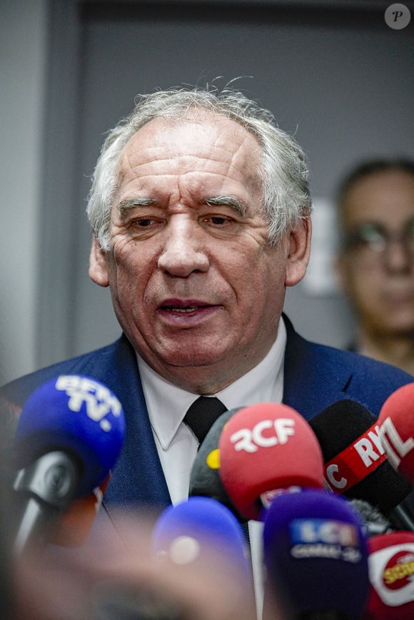 François Bayrou - Le Premier ministre F.Bayrou, G.Darmanin, Garde des Sceaux, et B.Retailleau, ministre de l'Intérieur, apportent leur soutien au personnel du centre pénitentiaire de Saint-Quentin-Fallavier (Isère), le 23 avril 2025. Depuis mi-avril, le groupe DPPF (défense des droits des prisonniers français) perpétue des attaques visant les agents pénitentiaires. 
© Sandrine Thesillat / PsnewZ / Bestimage