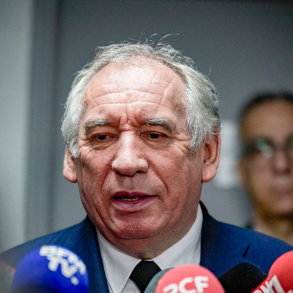 François Bayrou - Le Premier ministre F.Bayrou, G.Darmanin, Garde des Sceaux, et B.Retailleau, ministre de l'Intérieur, apportent leur soutien au personnel du centre pénitentiaire de Saint-Quentin-Fallavier (Isère), le 23 avril 2025. Depuis mi-avril, le groupe DPPF (défense des droits des prisonniers français) perpétue des attaques visant les agents pénitentiaires. 
© Sandrine Thesillat / PsnewZ / Bestimage