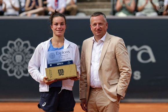 Lois Boisson remporte le tournoi de tennis Open d'Hambourg 2025 face à Anna Bondar (7/5 - 6/3).
