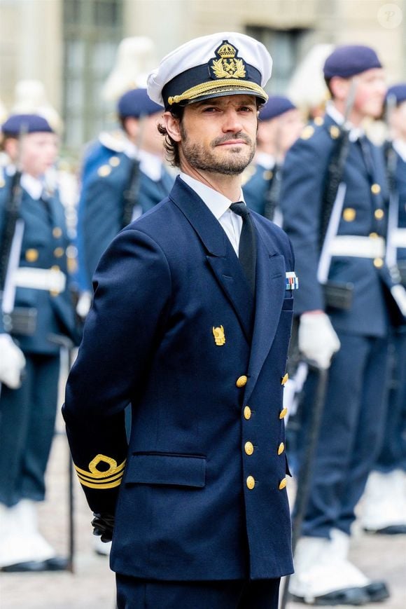 Un jour très important pour la famille royale qui a accueilli pour la toute première fois lors d'un événement public pour la jolie Ines Marie Silvia Lilian 

Le roi Gustaf célèbre l'anniversaire de Gustaf de Suède lors d'une parade militaire et en faisant une apparition au balcon du palais royal de Stockholm avec sa famille le 30 avril 2025. Backgrid USA / Bestimage