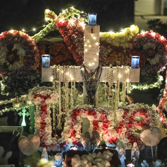 Exclusif - Arrivée samedi 16 février 2019 à Saint-Barthélemy pour les vacances scolaires des filles, Laeticia Hallyday est venue se recueillir sur la tombe de Johnny avec ses filles Jade et Joy, sa mère Françoise Thibaut et Jean Reno avec sa femme Zofia Borucka au cimetière marin de Lorient à Saint-Barthélemy. (Pour infos voir vendeur)