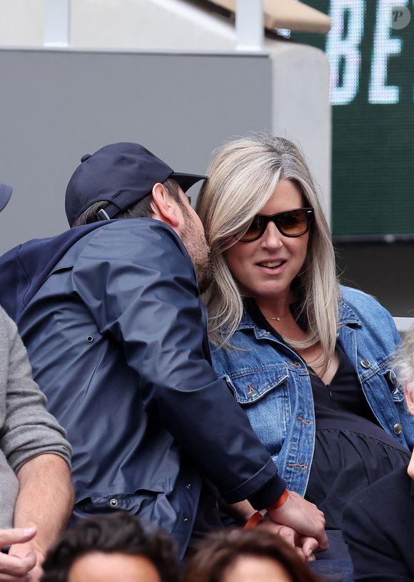Kyan Khojandi et sa femme Christine Giua enceinte dans les tribunes des Internationaux de France de tennis de Roland Garros 2024 à Paris, France, le 2 juin 2024. © Jacovides-Moreau/Bestimage