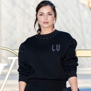 Ana de Armas au photocall du Défilé de mode Vuitton  Collection Printemps-Été 2026 dans le cadre de la Fashion Week de Paris (PFW) dans la Cour Carrée du Louvre, à Paris, France, le 30 septembre 2025. © Olivier Borde/Bestimage