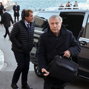 Max Guazzini et le président de la Ligue des oiseaux, Allain Bougrain-Dubourg - Arrivées aux obsèques de Brigitte Bardot en l'église Paroissiale Notre-Dame-de-l'Assomption de Saint-Tropez, France, le 7 janvier 2026.  Brigitte Bardot, figure emblématique du cinéma français et icône internationale, est décédée le 28 décembre 2025 à l'âge de 91 ans dans sa mythique propriété de La Madrague, à Saint-Tropez (France). Révélée au monde entier par son rôle dans "Et Dieu... créa la femme", elle avait contribué à faire de Saint-Tropez un lieu mondialement connu. L'actrice sera inhumée le 7 janvier 2026 au cimetière marin de Saint-Tropez, aux côtés de son père Louis Bardot (1896-1975) et de sa mère Anne-Marie Mucel (1912-1978). Une cérémonie religieuse se tiendra auparavant dans l'église de Saint-Tropez, où proches, personnalités et anonymes pourront lui rendre un dernier hommage. © Jacovides-Moreau/Bestimage