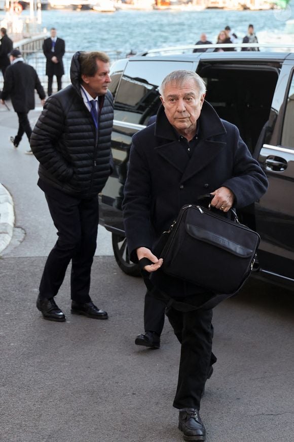 Max Guazzini et le président de la Ligue des oiseaux, Allain Bougrain-Dubourg - Arrivées aux obsèques de Brigitte Bardot en l'église Paroissiale Notre-Dame-de-l'Assomption de Saint-Tropez, France, le 7 janvier 2026.  Brigitte Bardot, figure emblématique du cinéma français et icône internationale, est décédée le 28 décembre 2025 à l'âge de 91 ans dans sa mythique propriété de La Madrague, à Saint-Tropez (France). Révélée au monde entier par son rôle dans "Et Dieu... créa la femme", elle avait contribué à faire de Saint-Tropez un lieu mondialement connu. L'actrice sera inhumée le 7 janvier 2026 au cimetière marin de Saint-Tropez, aux côtés de son père Louis Bardot (1896-1975) et de sa mère Anne-Marie Mucel (1912-1978). Une cérémonie religieuse se tiendra auparavant dans l'église de Saint-Tropez, où proches, personnalités et anonymes pourront lui rendre un dernier hommage. © Jacovides-Moreau/Bestimage