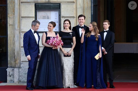 Parmi le public se trouvaient plus de 1000 jeunes venus de tout le royaume, invités à participer à la célébration du jour de majorité de la princesse.

La princesse Isabella, la reine Mary de Danemark, le roi Frederik de Danemark, la princesse Joséphine, les prince Christian et Vincent, spectacle d’anniversaire au Théâtre Royal à l’occasion des 18 ans de la princesse Isabella, à Copenhague, au Danemark, le 15 avril 2025. © Dana Press / Bestimage