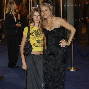 Aujourd'hui, il suffit de regarder Marlowe pour constater qu'elle est la synthèse parfaite de ses deux célèbres parents.

Sienna Miller assiste à l'avant-première mondiale de "War" avec sa fille Marlowe le 16 septembre 2026 à Londres, en Angleterre. ©2026