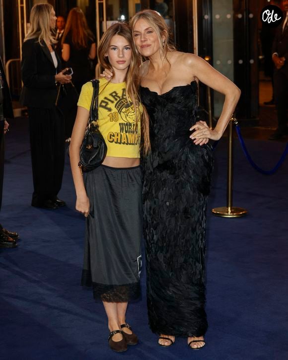 Aujourd'hui, il suffit de regarder Marlowe pour constater qu'elle est la synthèse parfaite de ses deux célèbres parents.

Sienna Miller assiste à l'avant-première mondiale de "War" avec sa fille Marlowe le 16 septembre 2026 à Londres, en Angleterre. ©2026