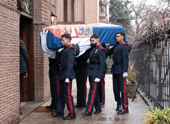 Après une messe commémorative célébrée le 17 janvier à Madrid, la reine Sophie d’Espagne accompagne aujourd’hui sa sœur pour son dernier adieu en Grèce. 

Princesse Irène de Grèce et de Danemark acoffin with her mortal remains - Princesse Irène de Grèce et de Danemark (la princesse Irène de Grèce et de Danemark) service funéraire à la cathédrale orthodoxe grecque Saint-André-et-Saint-Démétrius. Madrid - 17 janvier 2026