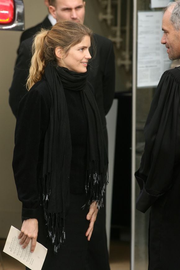 Archives - Alice Taglioni aux obsèques de Jocelyn Quivrin au Temple de l'étoile à Paris le 21 novembre 2009.
Crédit : JLPPA / Bestimage