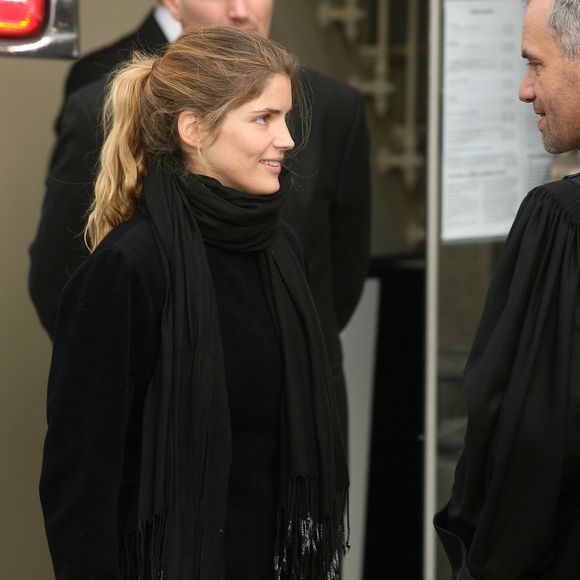 Archives - Alice Taglioni aux obsèques de Jocelyn Quivrin au Temple de l'étoile à Paris le 21 novembre 2009.
Crédit : JLPPA / Bestimage