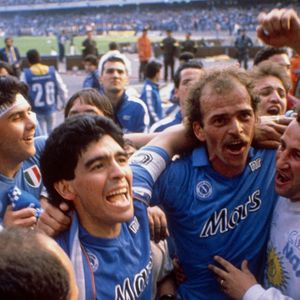 Diego Armando Maradona fête sur le terrain son deuxième but avec le Napoli. 1990. Photo par Vittorio La Verde / AGF Foto / Avalon /Photoshot/ABACAPRESS.COM
