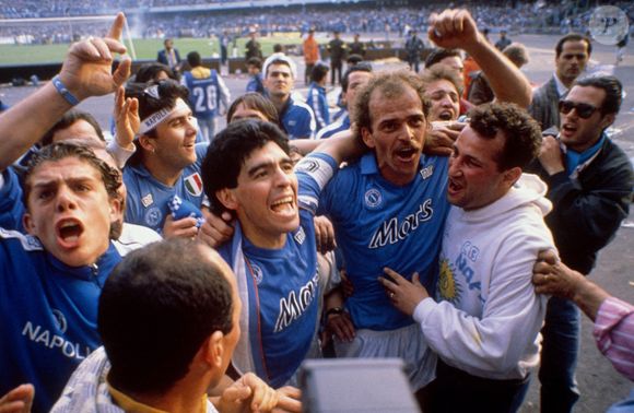 Diego Armando Maradona fête sur le terrain son deuxième but avec le Napoli. 1990. Photo par Vittorio La Verde / AGF Foto / Avalon /Photoshot/ABACAPRESS.COM
