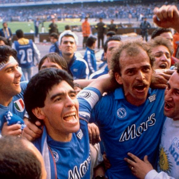 Diego Armando Maradona fête sur le terrain son deuxième but avec le Napoli. 1990. Photo par Vittorio La Verde / AGF Foto / Avalon /Photoshot/ABACAPRESS.COM